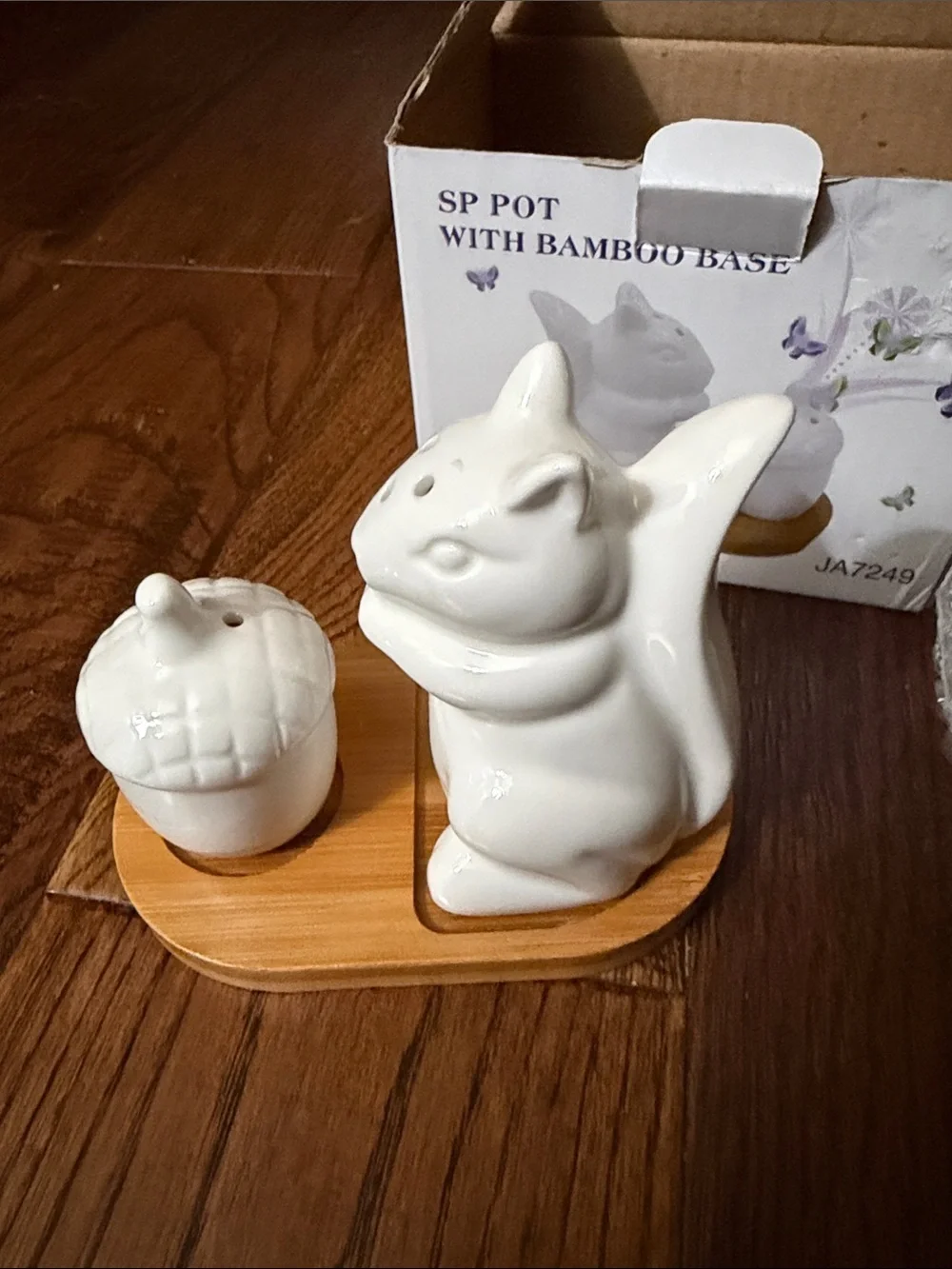 NWT White Ceramic Cat Spice Pot Set with Bamboo Base